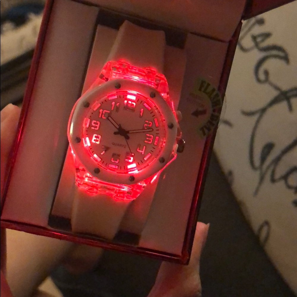 Color changing watch - Picture 4 of 4